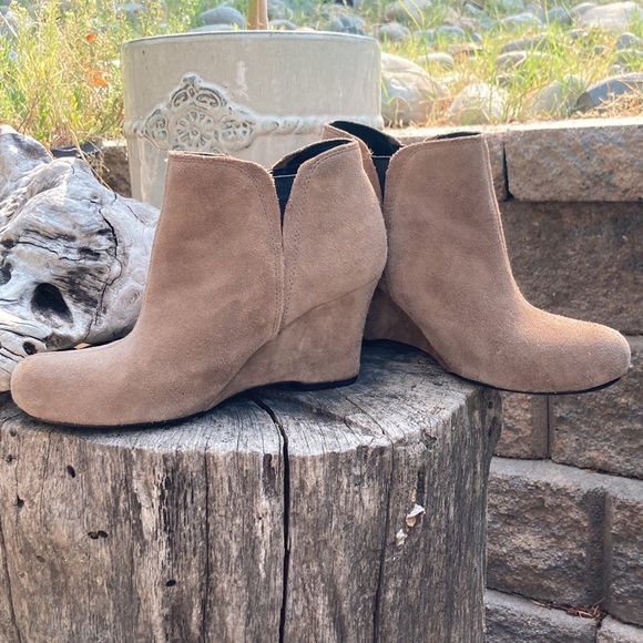 Crown by Born “Faylan” Coco Suede Ankle Boots, wedge heel, size 7 women’s - Picture 4 of 10